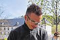 Schlag für Schlag wird das Werk: Dominic Heinisch bei der Arbeit an seiner Skulptur.