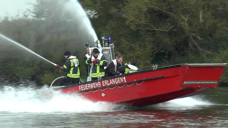 Mit einer Tragkraftspritze an Bord übte man das fiktive Löschen eines Wasserfahrzeugs. Mit einer Tragkraftspritze an Bord übte man das fiktive Löschen eines Wasserfahrzeugs.