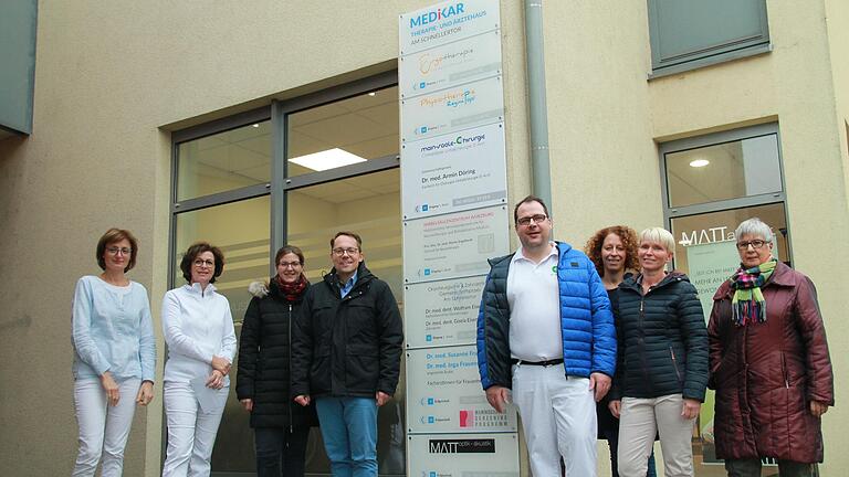 Einige Vertreter des 'Medikar'-Hauses: Von links die Frauenärztinnen Dr. Inga Frauenschuh und Dr. Susanne Franke, Marion Neder (Matt Optik), Tomas Smol (Matt Optik und Akustik), der Chirurg Dr. Döring, Corinna Ruth (Büroorganisation Praxis Marten-Öchsner), die Ergotherapeutin Ulrike Marten-Öchsner und die Physiotherapeutin Regina Pöpl. Einige Vertreter des 'Medikar'-Hauses: Von links die Frauenärztinnen Dr. Inga Frauenschuh und Dr. Susanne Franke, Marion Neder (Matt Optik), Tomas Smol (Matt Optik und Akustik), der Chirurg Dr. Döring, Corinna Ruth (Büroorganisation Praxis Marten-Öchsner), die Ergotherapeutin Ulrike Marten-Öchsner und die Physiotherapeutin Regina Pöpl.