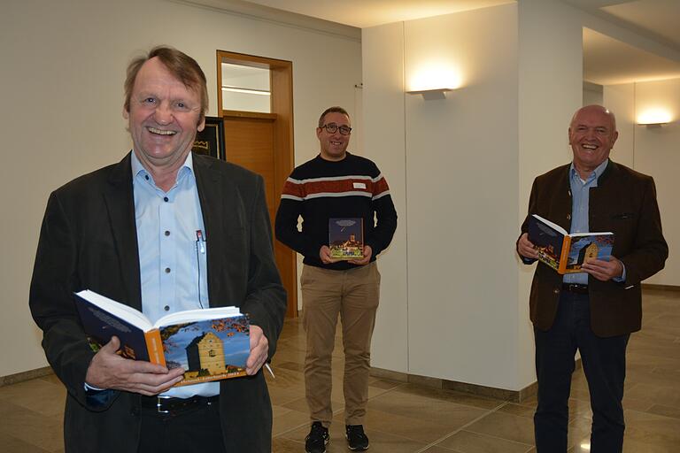 Zum 15. Mal hat Kreisheimat- und Archivpfleger Reinhold Albert (links) ein Heimatjahrbuch des Landkreises vorgelegt. Dafür gab es von Landrat Thomas Habermann (rechts) und Sven Ritter von der Kulturagentur ein großes Dankeschön. Zum 15. Mal hat Kreisheimat- und Archivpfleger Reinhold Albert (links) ein Heimatjahrbuch des Landkreises vorgelegt. Dafür gab es von Landrat Thomas Habermann (rechts) und Sven Ritter von der Kulturagentur ein großes Dankeschön.