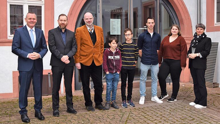 Für herausragende Erfolge im musikalischen und beruflichen Bereich ehrten Bürgermeister Thomas Stamm (links) und dritte Bürgermeisterin Susanne Rinno (rechts) diese Personen.