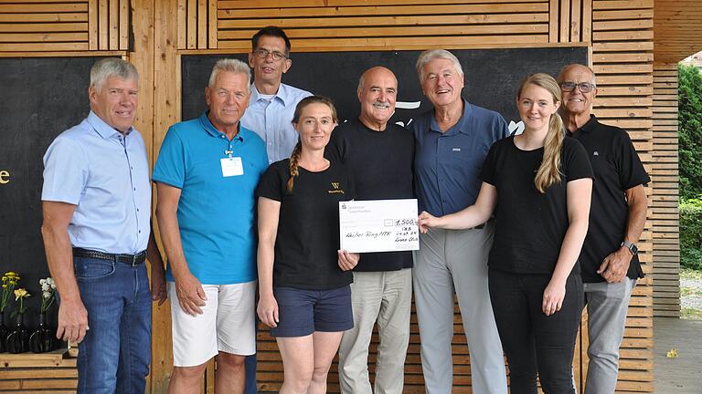 Das Bild zeigt die Spendenübergabe mit (von links): Peter Flux, Wolfgang Eble, Dr. Claus Schott, Verena Wille, Wolfgang Ascher, Oskar Fuchs, Michaela Wille, Eberhard Dörr.