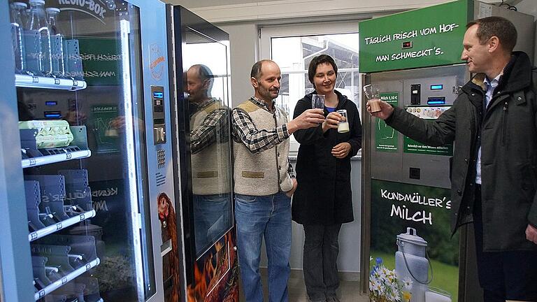 Milch, Käse, Eier, Wurst und im Sommer Grillfleisch rund um die Uhr aus dem Automaten gibt es ab Montag im „Milchhäusla“ auf dem Bauernhof Kundmüller in Eschenbach. Auf ein Gelingen der Geschäftsidee stießen Martina und Rudolf Kundmüller am Freitag mit Bürgermeister Michael Ziegler an – mit Milch. Milch, Käse, Eier, Wurst und im Sommer Grillfleisch rund um die Uhr aus dem Automaten gibt es ab Montag im „Milchhäusla“ auf dem Bauernhof Kundmüller in Eschenbach. Auf ein Gelingen der Geschäftsidee stießen Martina und Rudolf Kundmüller am Freitag mit Bürgermeister Michael Ziegler an – mit Milch.