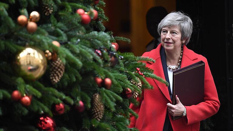 Premierministerin Theresa May verlässt die Downing Street um zum Unterhaus zu gehen. Das britische Unterhaus debattiert fünf Tage lang über das mit Brüssel ausgehandelte Brexit-Abkommen. Premierministerin Theresa May verlässt die Downing Street um zum Unterhaus zu gehen. Das britische Unterhaus debattiert fünf Tage lang über das mit Brüssel ausgehandelte Brexit-Abkommen. 