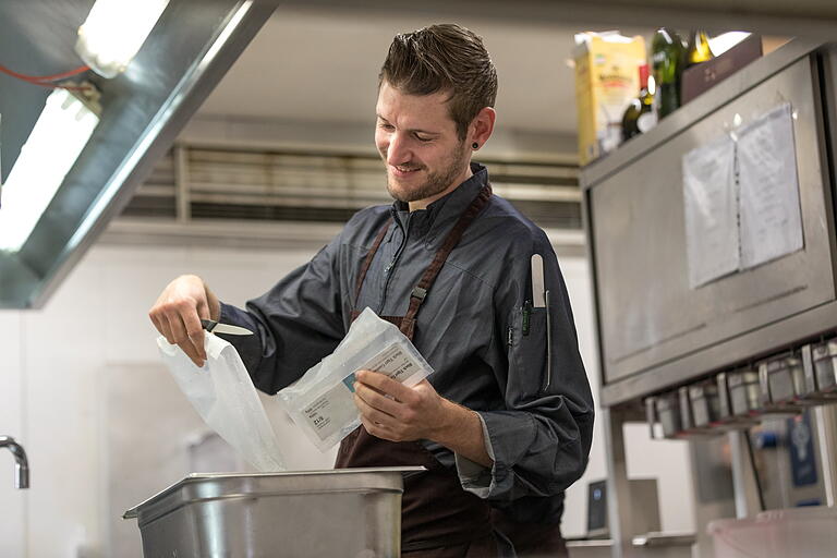 Ist sich für nichts zu schade und putzt auch mal selbst: Küchenchef Steffen Szabo. Ist sich für nichts zu schade und putzt auch mal selbst: Küchenchef Steffen Szabo. 