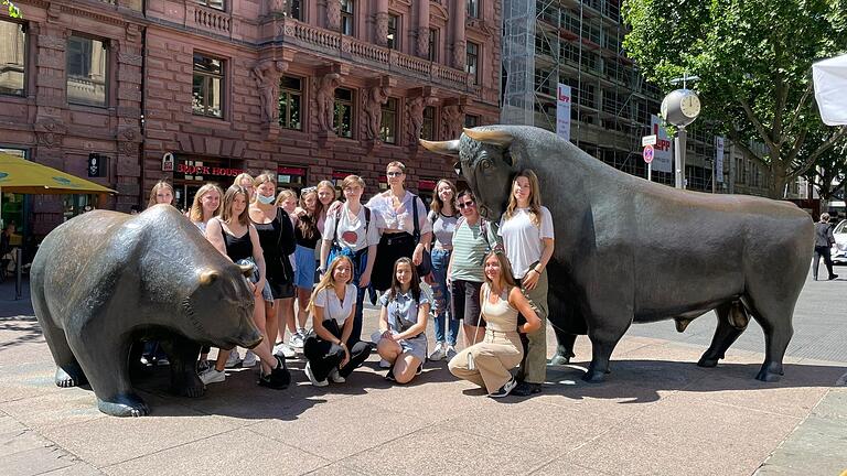Die 10 b der Maria-Ward-Realschule Würzburg vor der Börse Frankfurt. Die 10 b der Maria-Ward-Realschule Würzburg vor der Börse Frankfurt.