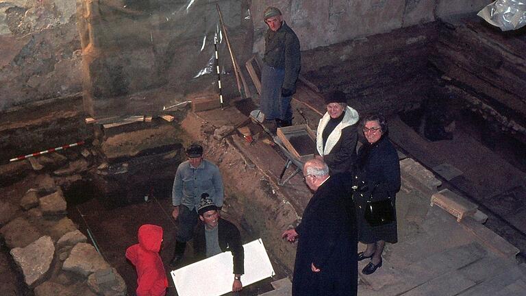 Im Zuge der Renovierung der Pfarrkirche fanden 1972/73 in Kleinlangheim archäologische Grabungen statt – mit überraschenden Ergebnissen. Im Zuge der Renovierung der Pfarrkirche fanden 1972/73 in Kleinlangheim archäologische Grabungen statt – mit überraschenden Ergebnissen.