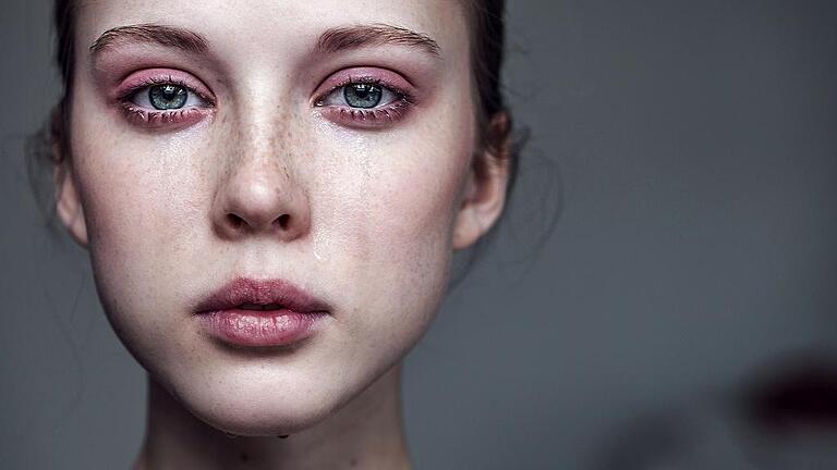 beautiful young girl crying - Stalking, Übergriffe des Partners, Mobbing – viele Mädchen und Frauen sind Opfer von Gewalt. beautiful young girl crying - Stalking, Übergriffe des Partners, Mobbing – viele Mädchen und Frauen sind Opfer von Gewalt.