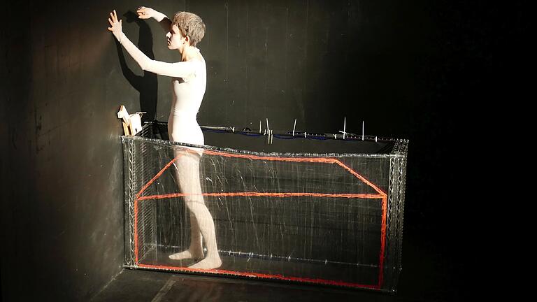 „K*HausX“ im theater ensemble. Karolin Benker als Kaspar Hauser.