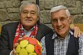 Begeisterter Applaus empfing Sepp Schmitt (links) im Erzähl-Café, in das ihn Moderator Wolfgang Kitscha eingeladen hatte.