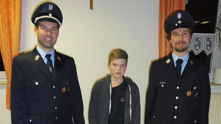 Verplichteten Neumitglied Jannik Moller (Mitte): Kommandant Christian Hogen (links) und der Vorsitzende Frank Flederer. Verplichteten Neumitglied Jannik Moller (Mitte): Kommandant Christian Hogen (links) und der Vorsitzende Frank Flederer.