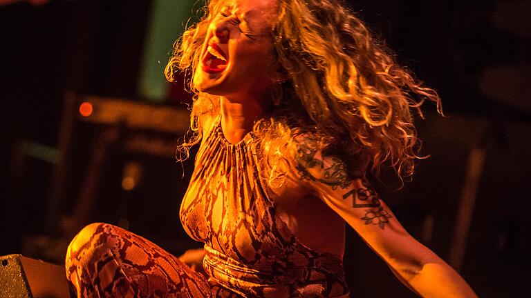 Die zierliche Florentinerin Tara schlüpfte in die Rolle von Janis Joplin. Mit enormer Hingabe fegte sie durch die Songs der Woodstock-Legende, die schon mit 27 Jahren starb. Die zierliche Florentinerin Tara schlüpfte in die Rolle von Janis Joplin. Mit enormer Hingabe fegte sie durch die Songs der Woodstock-Legende, die schon mit 27 Jahren starb.