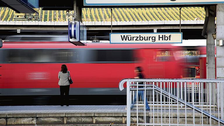 Fast täglich pendelt Elisabeth Schinzel mit dem Zug von Gemünden nach Würzburg zur Arbeit. Die Jahreskarte ist jetzt teurer geworden. Fast täglich pendelt Elisabeth Schinzel mit dem Zug von Gemünden nach Würzburg zur Arbeit. Die Jahreskarte ist jetzt teurer geworden.