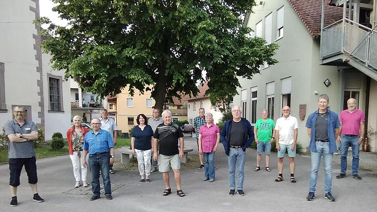 Die Fahrerinnen und Fahrer des Hammelburger Bürgerbusses (von links): Hans-Georg Binder, Henriette Gnerlich, Werner Vorndran, Gregor Schmid, Silvia Schneider, Andreas Elsässer, Rainer Sitzmann, Gregor Holzinger, Angelika Stahl, Wolfgang Althoff, Klaus Wetzel, Thomas Kippes, Jörg Schaffelke, Valentin Fell. Es fehlen: Reinhard Beichel, Walter Dangel, Franz Herrler, Reiner Reuss und Astrid Zier. Die Fahrerinnen und Fahrer des Hammelburger Bürgerbusses (von links): Hans-Georg Binder, Henriette Gnerlich, Werner Vorndran, Gregor Schmid, Silvia Schneider, Andreas Elsässer, Rainer Sitzmann, Gregor Holzinger, Angelika Stahl, Wolfgang Althoff, Klaus Wetzel, Thomas Kippes, Jörg Schaffelke, Valentin Fell. Es fehlen: Reinhard Beichel, Walter Dangel, Franz Herrler, Reiner Reuss und Astrid Zier.