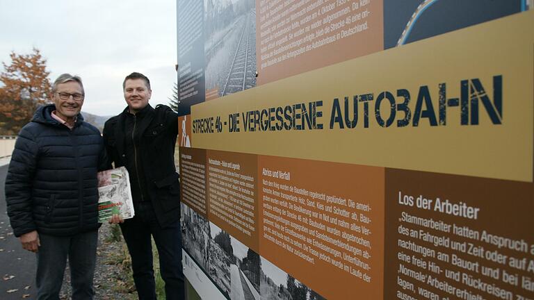 Zeitlofs' Altbürgermeister Wilhelm Friedrich (links) und sein Nachfolger Matthias Hauke an der neuen Strecke-46-Infotafel am ehemaligen Bahnhof Rupboden. Er liegt am neu ausgewiesenen Spurensucherpfad. Foto: Steffen Standke - Zeitlofs' Altbürgermeister Wilhelm Friedrich (links) und sein Nachfolger Matthias Hauke an der neuen Strecke-46-Infotafel am ehemaligen Bahnhof Rupboden. Er liegt am neu ausgewiesenen Spurensucherpfad. Foto: Steffen Standke Zeitlofs' Altbürgermeister Wilhelm Friedrich (links) und sein Nachfolger Matthias Hauke an der neuen Strecke-46-Infotafel am ehemaligen Bahnhof Rupboden. Er liegt am neu ausgewiesenen Spurensucherpfad. Foto: Steffen Standke - Zeitlofs' Altbürgermeister Wilhelm Friedrich (links) und sein Nachfolger Matthias Hauke an der neuen Strecke-46-Infotafel am ehemaligen Bahnhof Rupboden. Er liegt am neu ausgewiesenen Spurensucherpfad. Foto: Steffen Standke
