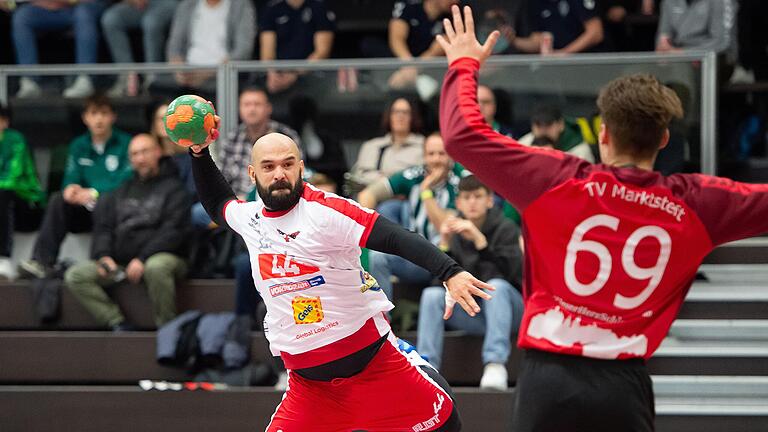 Joao Oliveira (am Ball) war mit acht Treffern bester Torschütze des HSC Bad Neustadts bei der knappen Niederlage gegen den TV Marktsteft Joao Oliveira (am Ball) war mit acht Treffern bester Torschütze des HSC Bad Neustadts bei der knappen Niederlage gegen den TV Marktsteft