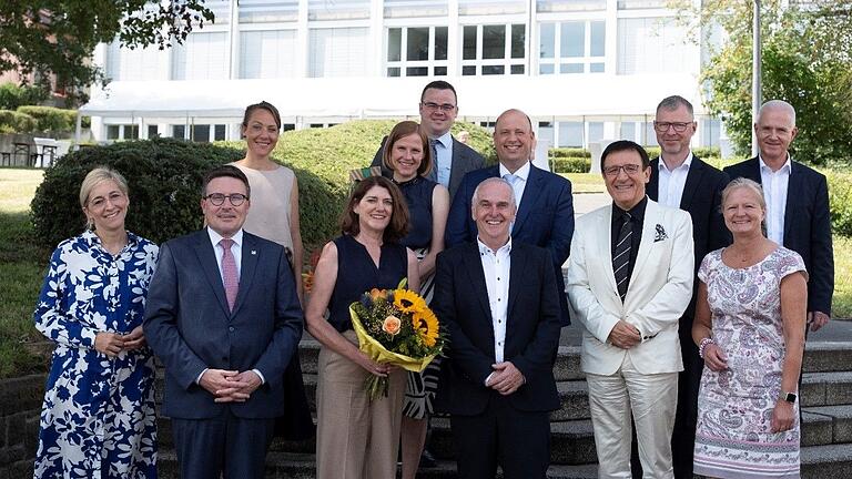 Verabschiedung und Amtseinführung an der Kaufmännischen Schule Tauberbischofsheim: Christoph Schauder (2.v.l.) hat den langjährigen Schulleiter Robert Dambach (6.v.r) verabschiedet und seinen Nachfolger Frank Stephan (5.v.r.) in das Amt eingeführt. Verabschiedung und Amtseinführung an der Kaufmännischen Schule Tauberbischofsheim: Christoph Schauder (2.v.l.) hat den langjährigen Schulleiter Robert Dambach (6.v.r) verabschiedet und seinen Nachfolger Frank Stephan (5.v.r.) in das Amt eingeführt.