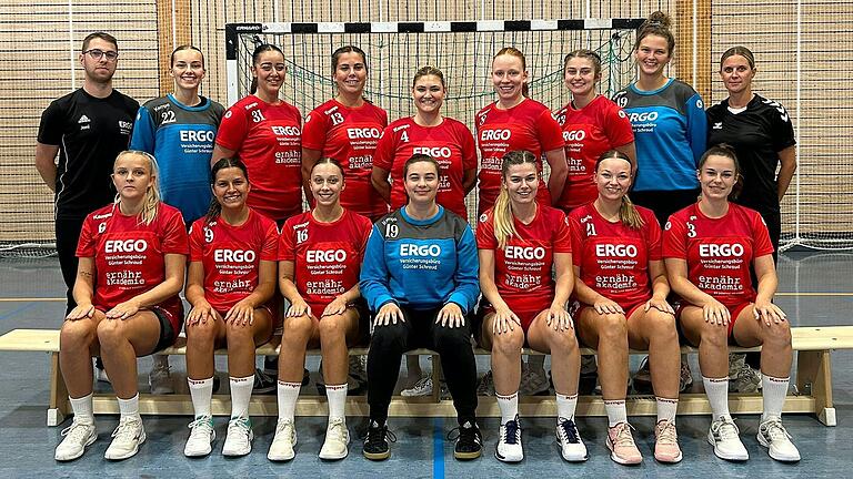 Die TSG Estenfeld mit Trainerin Simone Rögele (hinten rechts) kehrt als Aufsteiger in die Handball-Oberliga Nord zurück. Die TSG Estenfeld mit Trainerin Simone Rögele (hinten rechts) kehrt als Aufsteiger in die Handball-Oberliga Nord zurück.