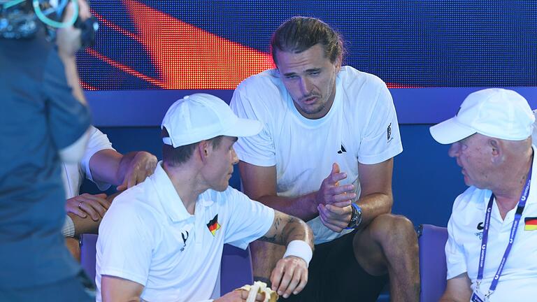 United Cup in Perth - Alexander Zverev konnte wegen einer Verletzung beim Viertelfinale des United Cups nur zuschauen. United Cup in Perth - Alexander Zverev konnte wegen einer Verletzung beim Viertelfinale des United Cups nur zuschauen.