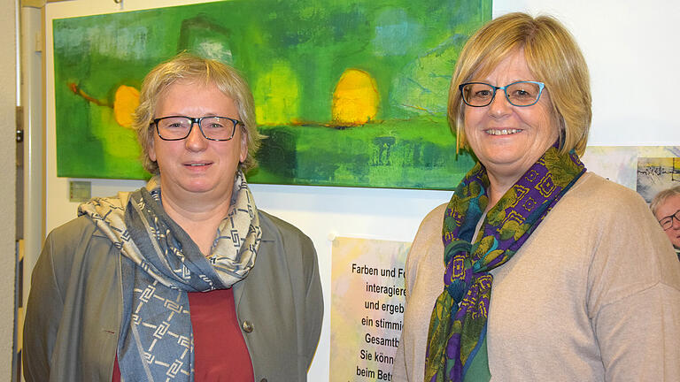 Bürgermeisterin Anita Feuerbach und Künstlerin Iris Röckel im Zeller Rathaus Bürgermeisterin Anita Feuerbach und Künstlerin Iris Röckel im Zeller Rathaus