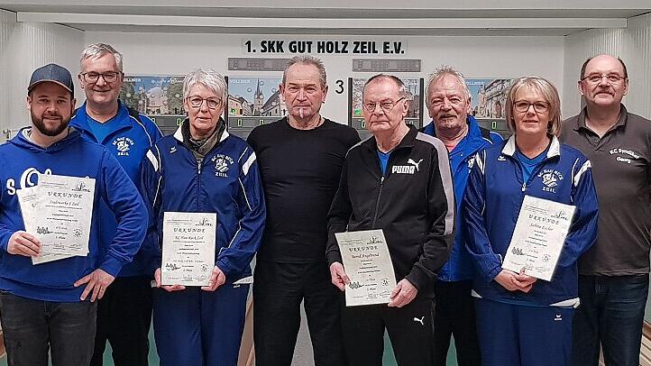 So sehen Sieger aus: Das Bild von der Ehrung der Zeiler Stadtmeister im Kegeln zeigt (von links) Bürgermeister Thomas Stadelmann, Christian Hömer (Stadtwerke), Roland Richter, der Vorsitzende des ausrichtenden Vereins Hau Ruck Zeil, Sybille Richter (KC Hau Ruck 1 Zeil), Artur Düring (2. Stadtmeister, Altdeutsche Zeil), Bernd Angebrand (1. Stadtmeister, KC Hau Ruck Zeil), Gerhard Pfaff (KC Hau Ruck 1 Zeil), Sabine Escher (1. Stadtmeisterin, KC Hau Ruck Zeil), Georg Greb und Bernd Jannik (beide KC Syndikat Zeil). So sehen Sieger aus: Das Bild von der Ehrung der Zeiler Stadtmeister im Kegeln zeigt (von links) Bürgermeister Thomas Stadelmann, Christian Hömer (Stadtwerke), Roland Richter, der Vorsitzende des ausrichtenden Vereins Hau Ruck Zeil, Sybille Richter (KC Hau Ruck 1 Zeil), Artur Düring (2. Stadtmeister, Altdeutsche Zeil), Bernd Angebrand (1. Stadtmeister, KC Hau Ruck Zeil), Gerhard Pfaff (KC Hau Ruck 1 Zeil), Sabine Escher (1. Stadtmeisterin, KC Hau Ruck Zeil), Georg Greb und Bernd Jannik (beide KC Syndikat Zeil).