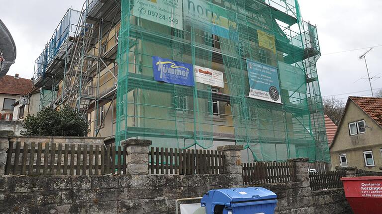 Das Rathaus in Burgpreppach wird derzeit zum Bürgerhaus umgebaut. Der Zaun soll ebenfalls erneuert und teilweise erhöht werden – wegen des anliegenden Kinderspielplatzes.