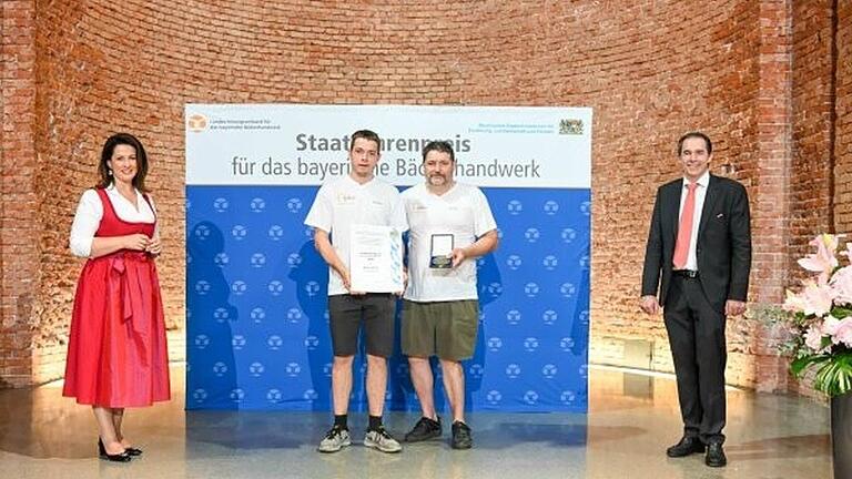 Staatsministerin Michaela Kaniber, André und Martin Karch (Bäckerei Karch) sowie Landesinnungsmeister Heinrich Traublinger jun. - Staatsministerin Michaela Kaniber, André und Martin Karch (Bäckerei Karch) sowie Landesinnungsmeister Heinrich Traublinger jun. Staatsministerin Michaela Kaniber, André und Martin Karch (Bäckerei Karch) sowie Landesinnungsmeister Heinrich Traublinger jun. - Staatsministerin Michaela Kaniber, André und Martin Karch (Bäckerei Karch) sowie Landesinnungsmeister Heinrich Traublinger jun.