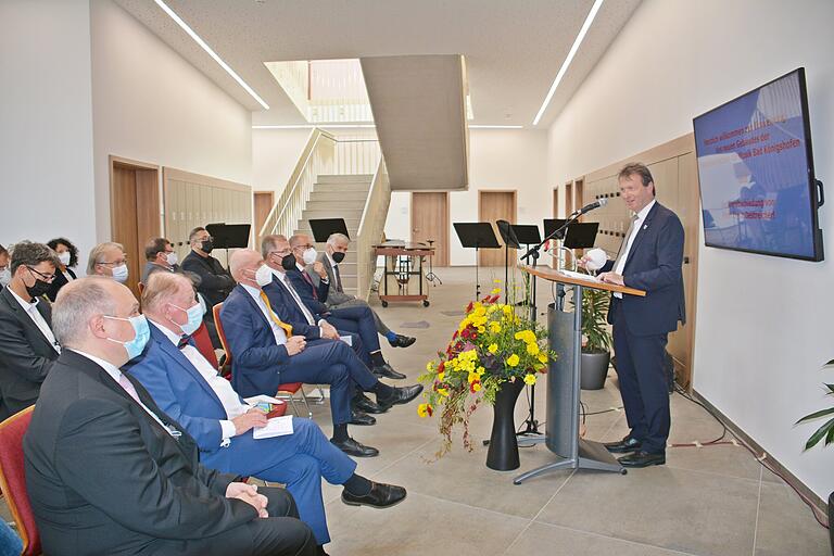 Bürgermeister Thomas Helbling begrüßte den neuen Schulleiter Elmar Koch beim Festakt Bürgermeister Thomas Helbling begrüßte den neuen Schulleiter Elmar Koch beim Festakt