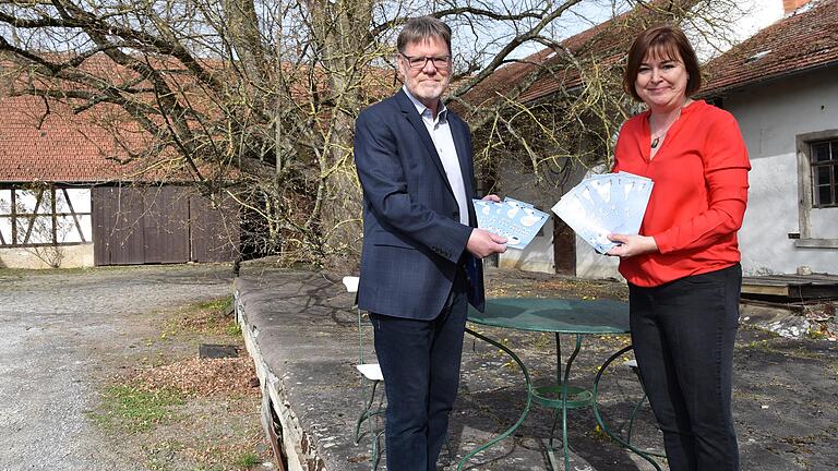 Erster Vorsitzender Roland Heinrich und die Gutshofbesitzerin Ingrid Sichel. Erster Vorsitzender Roland Heinrich und die Gutshofbesitzerin Ingrid Sichel.