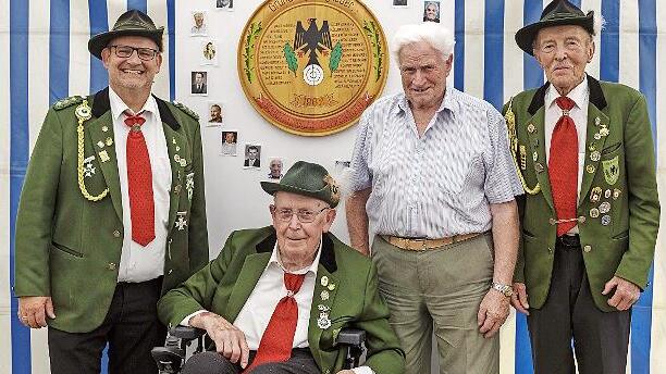 Michael Wimmel (von links) mit den Gründungsmitgliedern Albin Goll, Otmar Hornung und Gerd Metz - Michael Wimmel (von links) mit den Gründungsmitgliedern Albin Goll, Otmar Hornung und Gerd Metz Michael Wimmel (von links) mit den Gründungsmitgliedern Albin Goll, Otmar Hornung und Gerd Metz - Michael Wimmel (von links) mit den Gründungsmitgliedern Albin Goll, Otmar Hornung und Gerd Metz