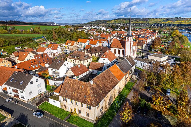 Die Klosterhöfe in Himmelstadt: Dazu gehören die komplette Gebäudezeile im Vordergrund plus das erste Haus schräg gegenüber. Die Klosterhöfe in Himmelstadt: Dazu gehören die komplette Gebäudezeile im Vordergrund plus das erste Haus schräg gegenüber. 