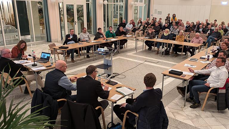 Sanierung der drei Saale-Brücken       -  Unter Vorsitz von Bürgermeister Andreas Sandwall (links) wurde der Bad Bockleter Gemeinderat in einer öffentlichen Sitzung von den Verantwortlichen des staatlichen Bauamts (vorn) über den Planungsstand zur Sanierung der drei Saale-Brücken informiert.