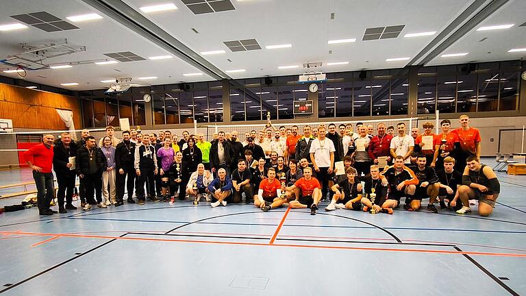 Volleyball-Turnier - Am Turnier nahmen zwölf Erwachsenen- sowie sechs Kindermannschaften teil, insgesamt rund 130 Spielerinnen und Spieler. Volleyball-Turnier - Am Turnier nahmen zwölf Erwachsenen- sowie sechs Kindermannschaften teil, insgesamt rund 130 Spielerinnen und Spieler.