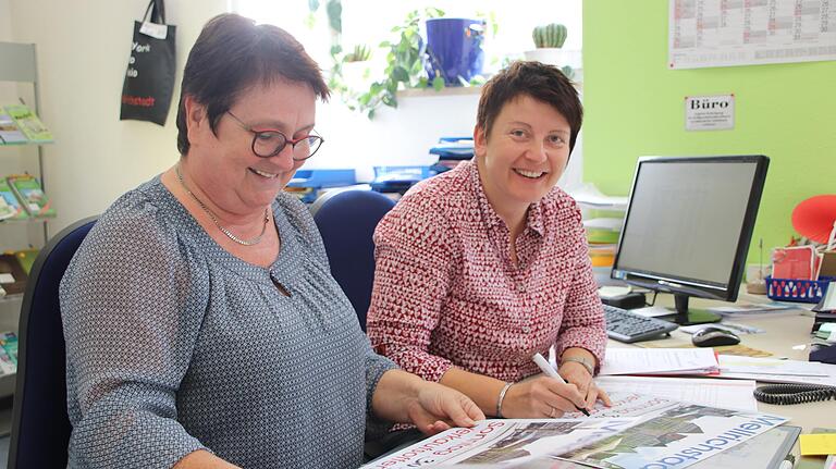 Geschäftsführerin Brigitte Proß (links) und Mitarbeiterin Michaela Drescher koordinieren im Büro des Vereins Aktives Mellrichstadt Aktionen für den lokalen Handel. Das Bild stammt aus dem vergangenen Jahr. Geschäftsführerin Brigitte Proß (links) und Mitarbeiterin Michaela Drescher koordinieren im Büro des Vereins Aktives Mellrichstadt Aktionen für den lokalen Handel. Das Bild stammt aus dem vergangenen Jahr.
