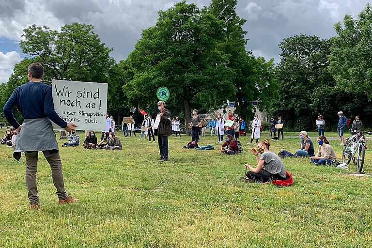 Mit Schildern machten die Teilnehmer auf 'Notstände in der Klimapolitik' aufmerksam. Mit Schildern machten die Teilnehmer auf 'Notstände in der Klimapolitik' aufmerksam.