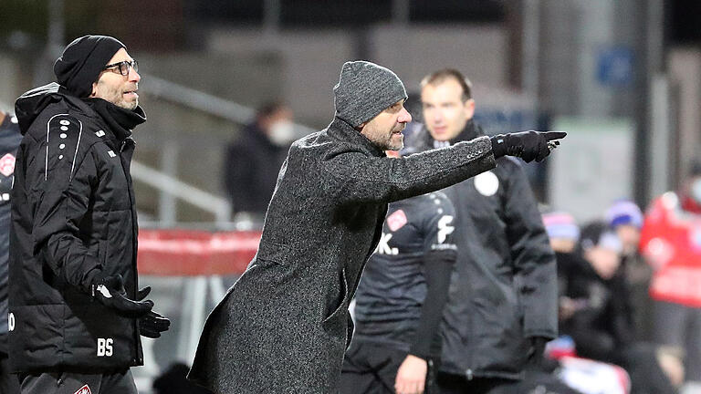Co-Trainer Benjamin Sachs (FC Würzburger Kickers) und Trainer Bernhard Trares (FC Würzburger Kickers) geben am Spielfeldrand Anweisungen. Co-Trainer Benjamin Sachs (FC Würzburger Kickers) und Trainer Bernhard Trares (FC Würzburger Kickers) geben am Spielfeldrand Anweisungen.