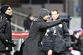 Co-Trainer Benjamin Sachs (FC Würzburger Kickers) und Trainer Bernhard Trares (FC Würzburger Kickers) geben am Spielfeldrand Anweisungen.