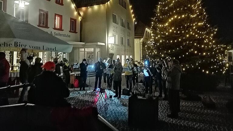 Stimmungsvolles Ambiente bei der Maumerweihnacht auf dem Bischofsheimer Marktplatz. Stimmungsvolles Ambiente bei der Maumerweihnacht auf dem Bischofsheimer Marktplatz.