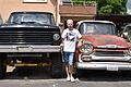Oliver Ritter mit seinen speziellen Trucks: links ein schwarzer Ford F 250 Monster Truck mit 7,5 Liter Hubraum und 350 PS, rechts ein Chevrolet Apache, bekannt aus dem Animationsfilm 'Cars'.