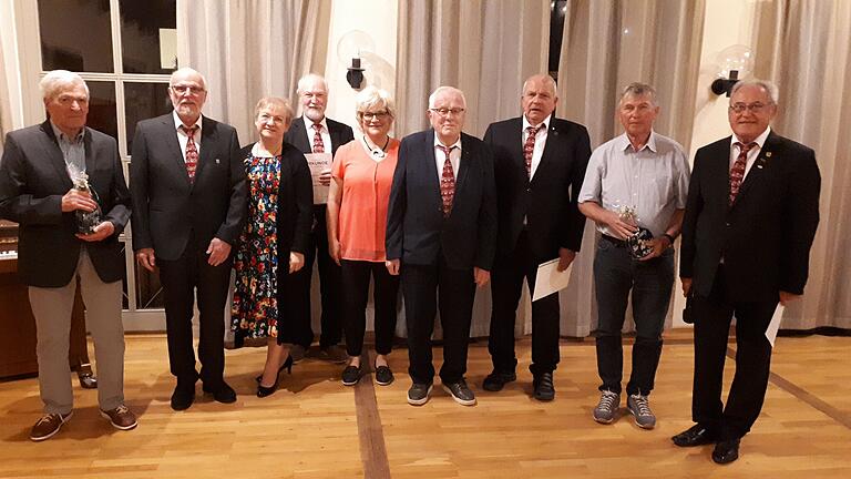 Auf dem Foto von links: Werner Ortloff, 2. Vors. Udo Straub, Chorleiterin Eva Duda, Burkard Wirsing, 1. Vors. Chor Haard Ulrike Schramm, Ehrenvors. Sängergruppe Rhön-Grabfeld Fritz Barthelmes, Reinhold Back, Günther Erb, 1. Vors. Werner Erb. Es fehlen Günther u. Herbert Plaschke u. Eckart Mesch. Auf dem Foto von links: Werner Ortloff, 2. Vors. Udo Straub, Chorleiterin Eva Duda, Burkard Wirsing, 1. Vors. Chor Haard Ulrike Schramm, Ehrenvors. Sängergruppe Rhön-Grabfeld Fritz Barthelmes, Reinhold Back, Günther Erb, 1. Vors. Werner Erb. Es fehlen Günther u. Herbert Plaschke u. Eckart Mesch.