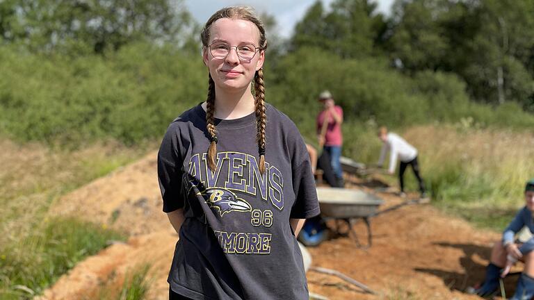 Die Schülerin des Martin-Pollich-Gymnasiums Helena Reuß ist der Umweltschutz immens wichtig. An diesem Tag transportierte Reuß Holzhackschnitzel zum Stauwehr.&nbsp;