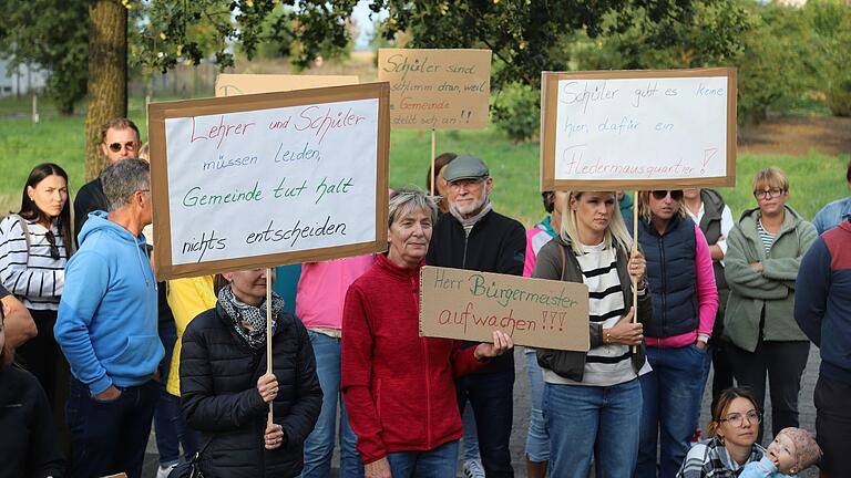 Bei einer Demonstration in Kolitzheim am Dienstagabend äußerten fast 200 Teilnehmende ihren Unmut über den vorläufigen Planungsstopp für ein zentrales Grundschulgebäude. Die Organisatoren fordern von der Gemeinde die zügige Fortsetzung des Projektes. Bei einer Demonstration in Kolitzheim am Dienstagabend äußerten fast 200 Teilnehmende ihren Unmut über den vorläufigen Planungsstopp für ein zentrales Grundschulgebäude. Die Organisatoren fordern von der Gemeinde die zügige Fortsetzung des Projektes.