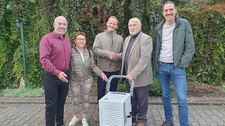 Bei der Übergabe des Trocknungsgeräts mit Bürgermeister Martin Holub aus Bilovec (von links), Stadträtin und Partnerschaftsreferentin Rita Rösch, Vizepräsident des Lionsclubs Martin Fischer, Referent Norbert Nossek und Dominik Wukowojac, Präsident des Lionsclubs. Bei der Übergabe des Trocknungsgeräts mit Bürgermeister Martin Holub aus Bilovec (von links), Stadträtin und Partnerschaftsreferentin Rita Rösch, Vizepräsident des Lionsclubs Martin Fischer, Referent Norbert Nossek und Dominik Wukowojac, Präsident des Lionsclubs.