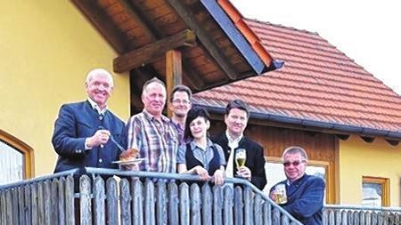 Polit-Promis bei Brotzeitstation- Eröffnung: Landrat Thomas Habermann (von links), Senior-Chef Thomas Markert, stellvertretender Landrat Petre Suckfüll, Chefin Carolin Markert. MdL Sandro Kirchner und Bürgermeister Friedolin Link. Polit-Promis bei Brotzeitstation- Eröffnung: Landrat Thomas Habermann (von links), Senior-Chef Thomas Markert, stellvertretender Landrat Petre Suckfüll, Chefin Carolin Markert. MdL Sandro Kirchner und Bürgermeister Friedolin Link.