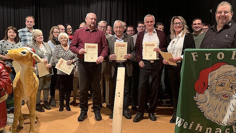 Vorsitzender Thomas Saal (rechts) ehrte zusammen mit Schriftführer Alexander Kaspar und stellvertretender Vorsitzender Brigitte Schubart zahlreiche Mitglieder, darunter Wolfgang Beyer, Josef Heeger und Michael Hümpfner (mit Urkunden) für langjährige Mitgliedschaft.