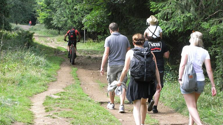 Auf den engen Wegen in der Rhön kommen sich Wanderer und Radfahrer schon mal sehr nahe. Kein Problem, wenn man gegenseitig Rücksicht nimmt. Wenn nicht, dann kommt es häufig zu Beschimpfungen.
