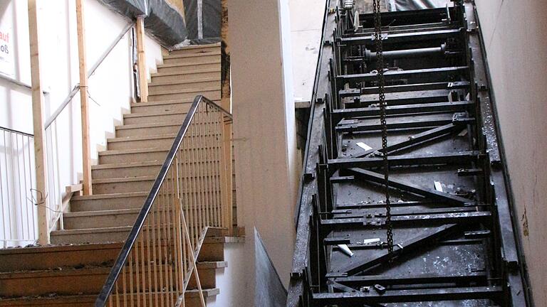 Parallel zur normalen Treppe führte einst eine Rolltreppe ins Obergeschoss. Es ist bis heute die einzige in der Kitzingen geblieben. Parallel zur normalen Treppe führte einst eine Rolltreppe ins Obergeschoss. Es ist bis heute die einzige in der Kitzingen geblieben.