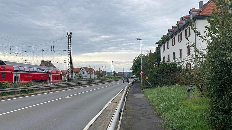 Die Situation in Karlstadt: Links die Bahn, dann die Bundesstraße, rechts die Wohnbebauung, in dem Fall das Mehrfamilienhaus Korbstraße 1.