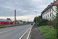 Die Situation in Karlstadt: Links die Bahn, dann die Bundesstraße, rechts die Wohnbebauung, in dem Fall das Mehrfamilienhaus Korbstraße 1.
