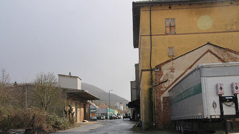 In der Ladestraße in Gemünden (hinten das Lagerhaus Weimann) sollen neue Einkaufsmärkte entstehen und alte Gebäude fallen. Das Gebäude im Vordergrund ist denkmalgeschützt. In der Ladestraße in Gemünden (hinten das Lagerhaus Weimann) sollen neue Einkaufsmärkte entstehen und alte Gebäude fallen. Das Gebäude im Vordergrund ist denkmalgeschützt.
